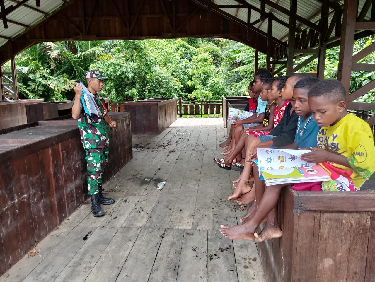 TNI Sayang Anak Papua, Babinsa Kodim 1806/Teluk Bintuni Mengajarkan Baca Tulis kepada anak Usia SD