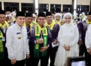 Pj Gubernur Agus Fatoni Lepas Keberangkatan 445 Jemaah Calon Haji Kloter Pertama Embarkasi Palembang