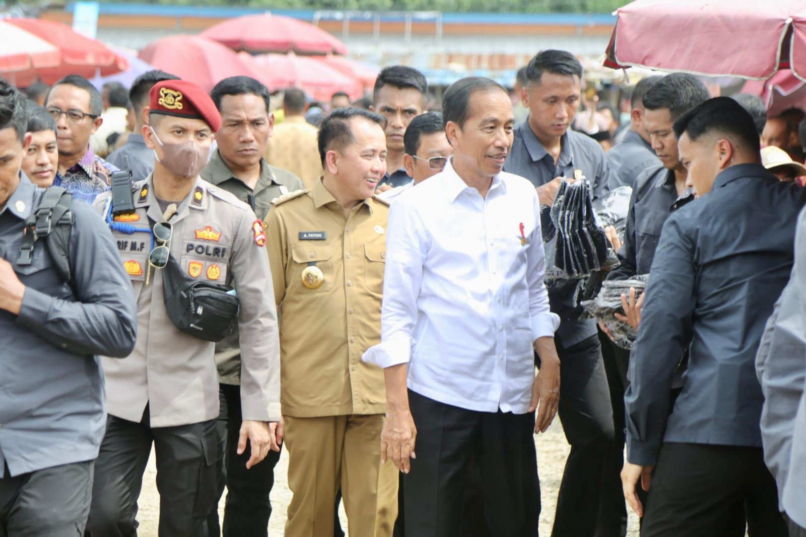 Pj Gubernur Agus Fatoni Dampingi Presiden Jokowi Tinjau Pasar Lawang Agung Muratara Guna Pastikan Harga Bahan Pokok Stabil