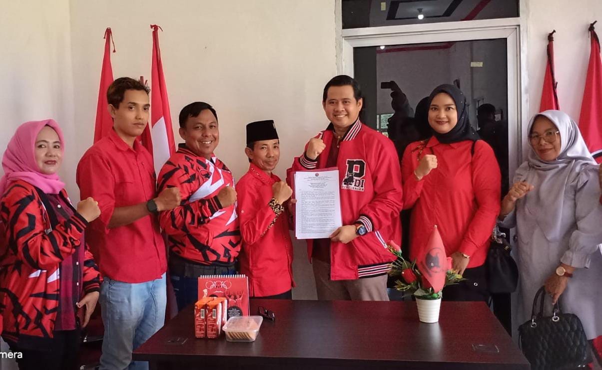 Ferdian Andreas Lacony Ambil Formulir Calon Bupati di DPC PDIP Pali