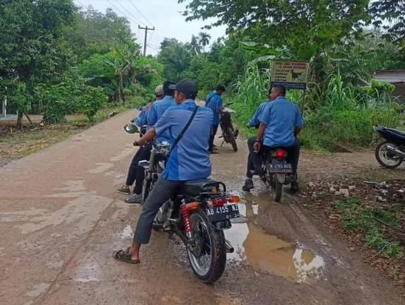 Tertibkan Pelanggan Menunggak, PDAM Tirta Randik Sambangi Rumah Pelanggan