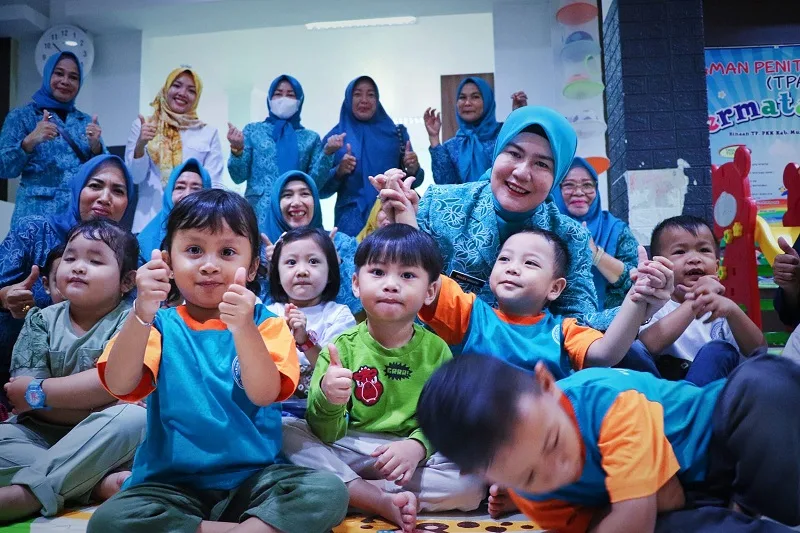 Pj Ketua PKK Hj Triana Bernyanyi Bareng Anak -Anak di TPA Permata Hati