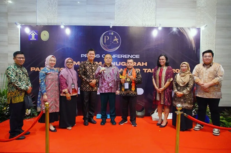 Lurah Serasan Jaya Sabet Dua Penghargaan di Ajang Anugerah Paralegal Justice Award 2024