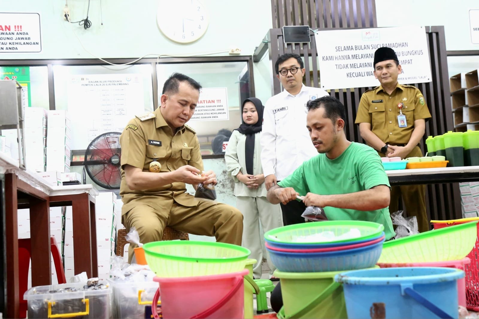 Pj Gubernur Agus Fatoni Kunjungi Sentra Pempek 26 Ilir