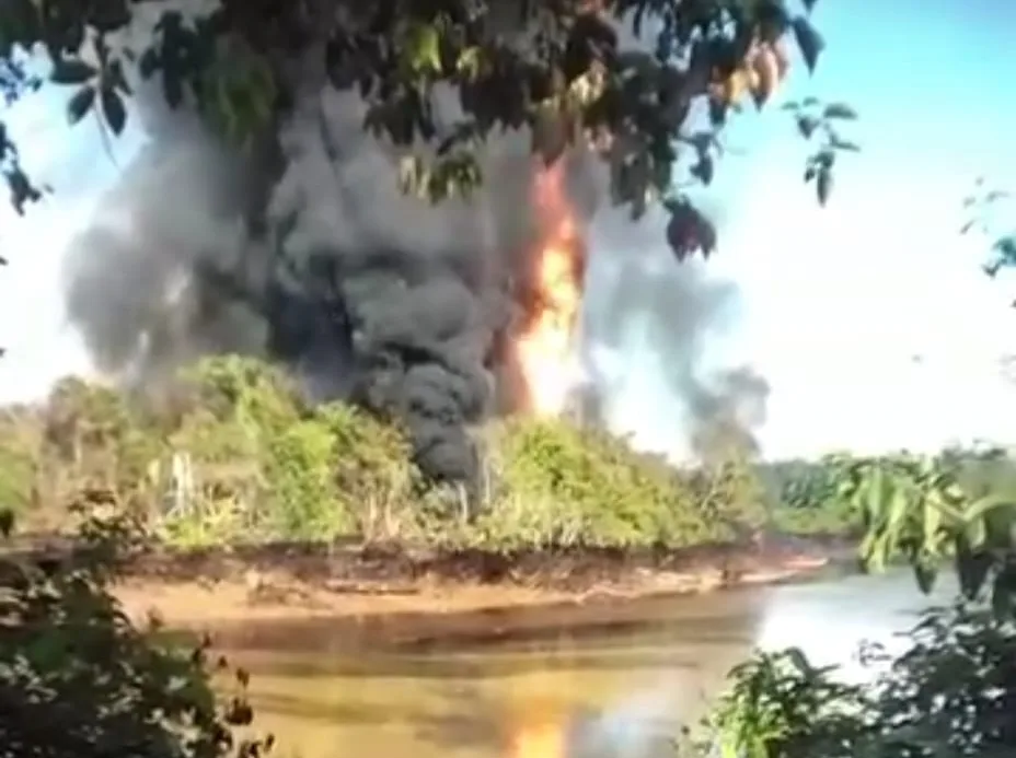 Kebakaran Hebat Pengeboran Minyak Ilegal di Sungai Lilin