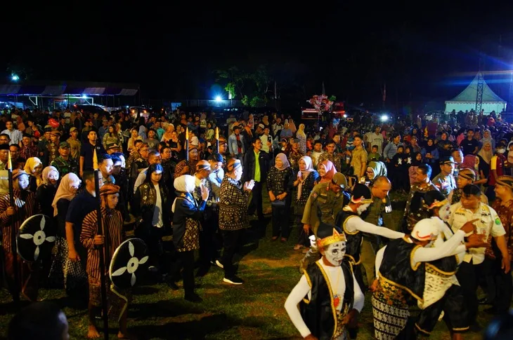 Duet Bareng Gita Youbi, Pj Bupati Sandi Fahlepi Hibur Penonton