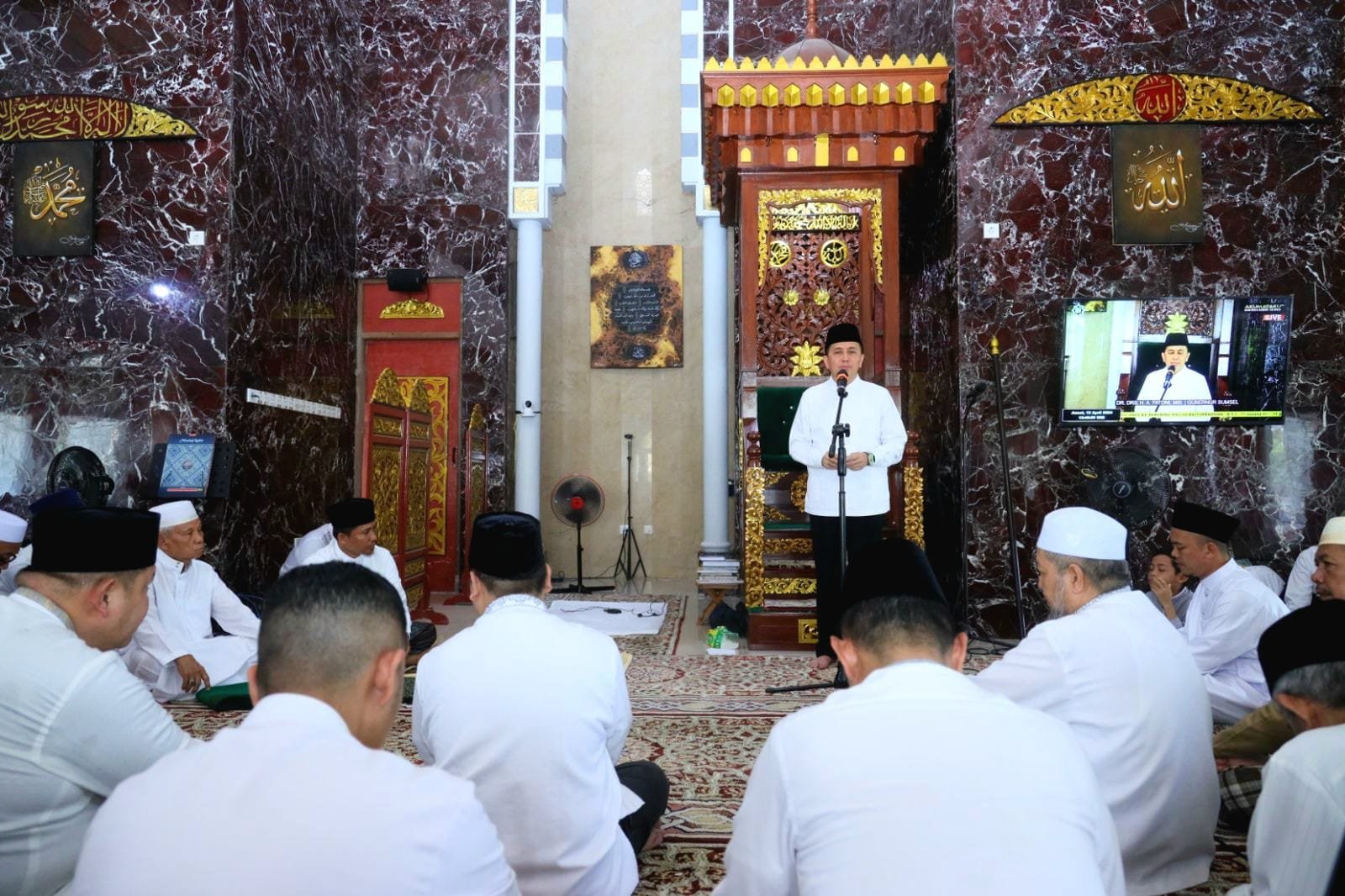 Salat Jumat Berjamaah di Masjid Baiturrahman, Agus Fatoni Beri Bantuan Sekaligus Halal Bihalal