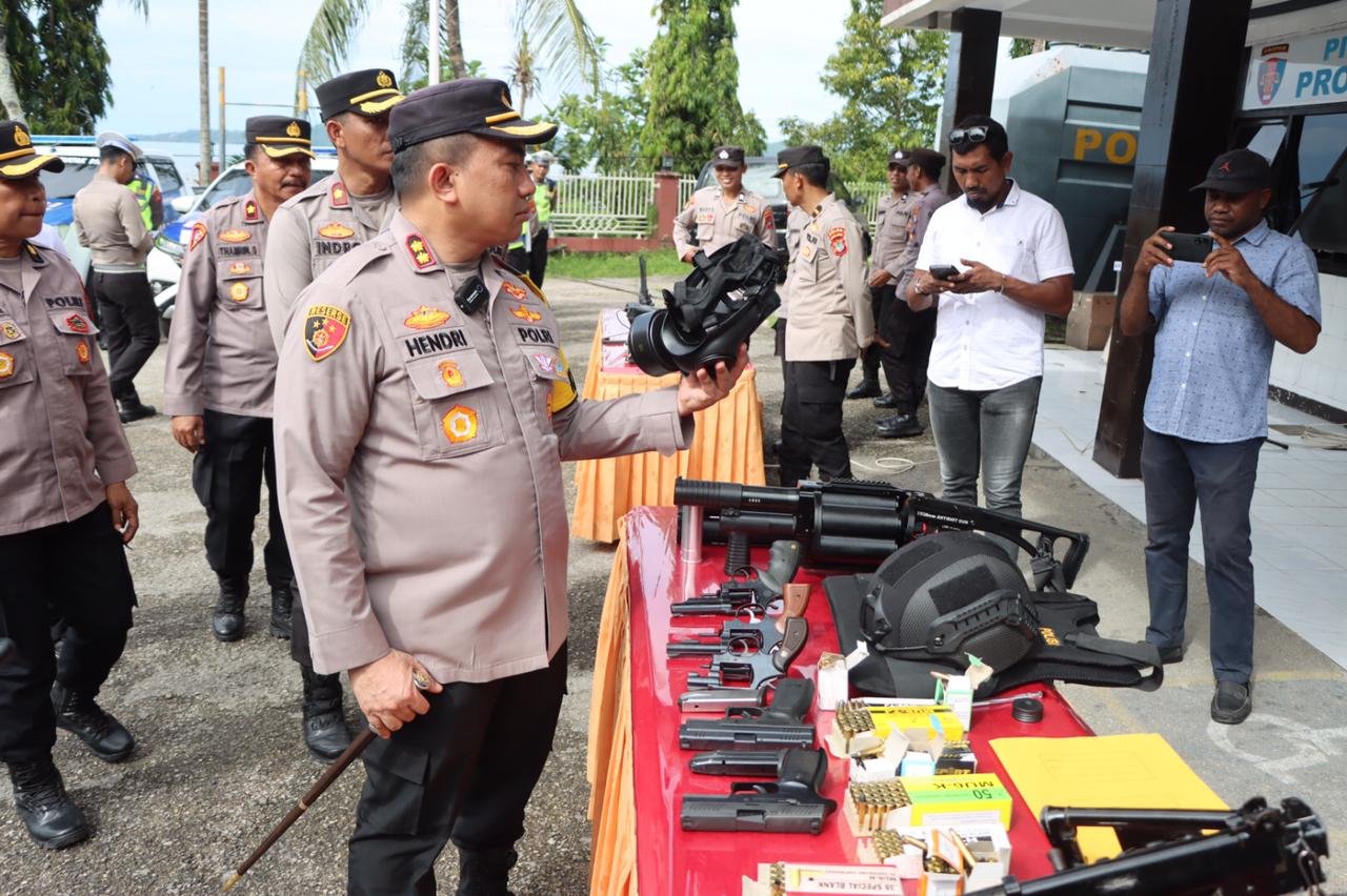 Kapolres Fakfak AKBP Hendriyana,SE,MH. Memeriska Randis, Alsus, Alkom dan Alat Apung Menjelang Pilkada 2024