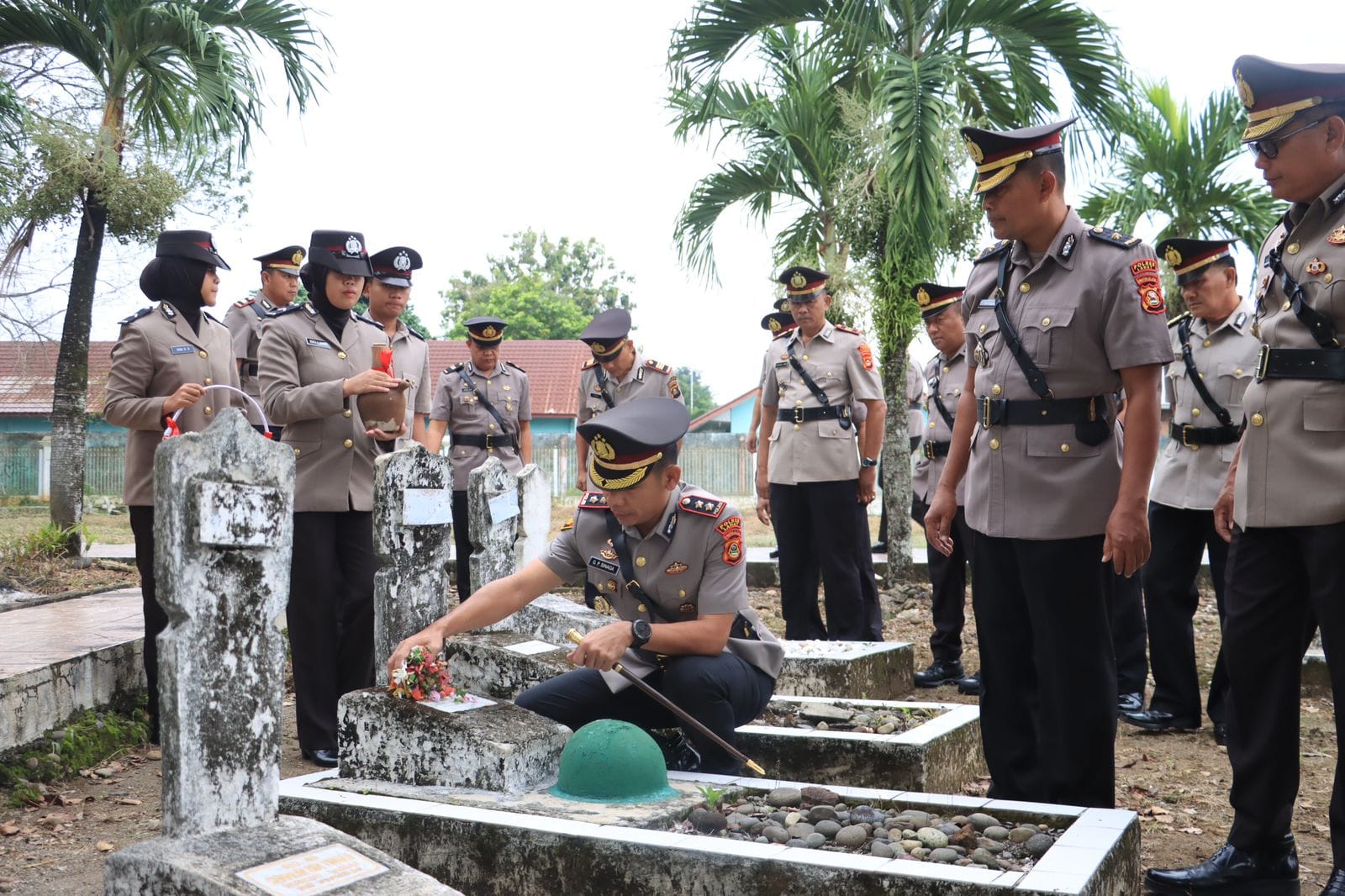 Menghormati Pengorbanan dan Keberanian: Polres Lahat Memperingati Hari Bhayangkara ke-78 dengan Upacara Tabur Bunga yang Mengharukan