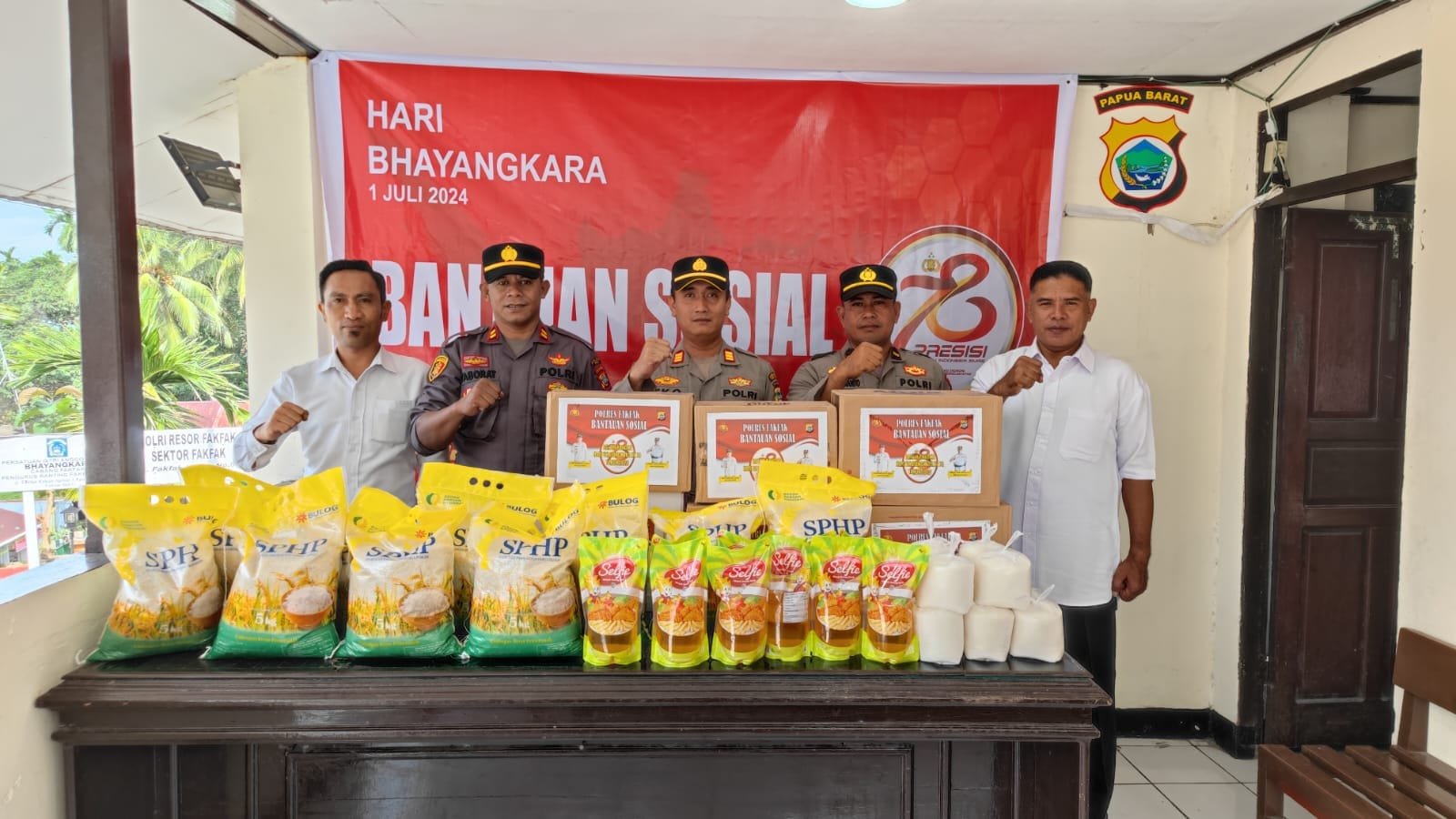 Puluhan Paket Sembako Disalurkan Polsek Fakfak Untuk Warga Jelang Hari Bhayangkara ke 78