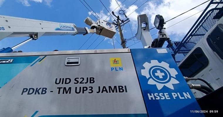 Tim PDKB PLN Jambi Lakukan Pekerjaan Tegangan Tinggi Tanpa Padam