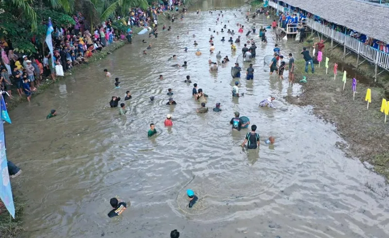 Usai Ngopi Bareng, Masyarakat Bisa Langsung Terjun ke Sungai Untuk Bekarang Mencari Ikan