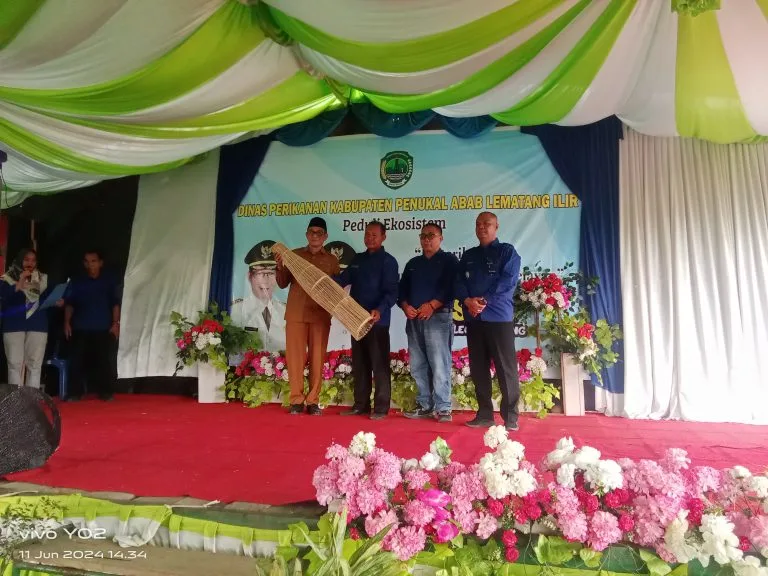 Bupati PALI H Heri Amalindo Lakukan Penebaran Beni Ikan di Sungai Beton Desa Pengabuan