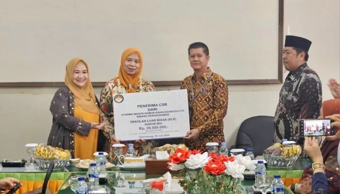 Pj Ketua TP PKK Sumsel Meliza Elen Setiadi Dampingi Ketua DWP Kemenko Perekonomian RI Serahkan Bantuan Kepada SLB Tuna Grahita Karya Ibu