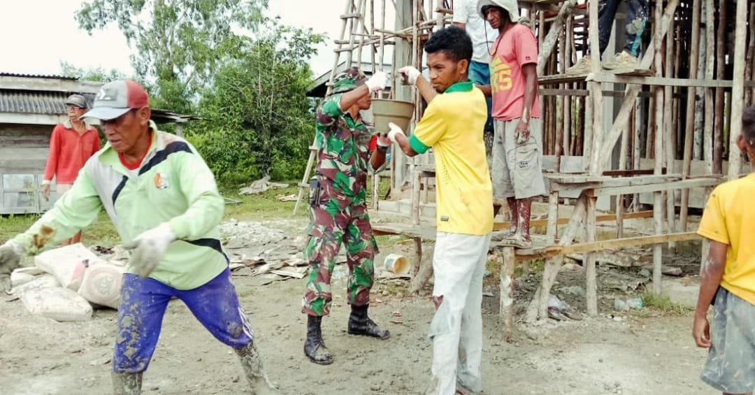 Wujudkan Kemanunggalan TNI dan Rakyat, Babinsa Bomberay Gotongroyong Bantu Pengecoran Mesjid At-Taubah