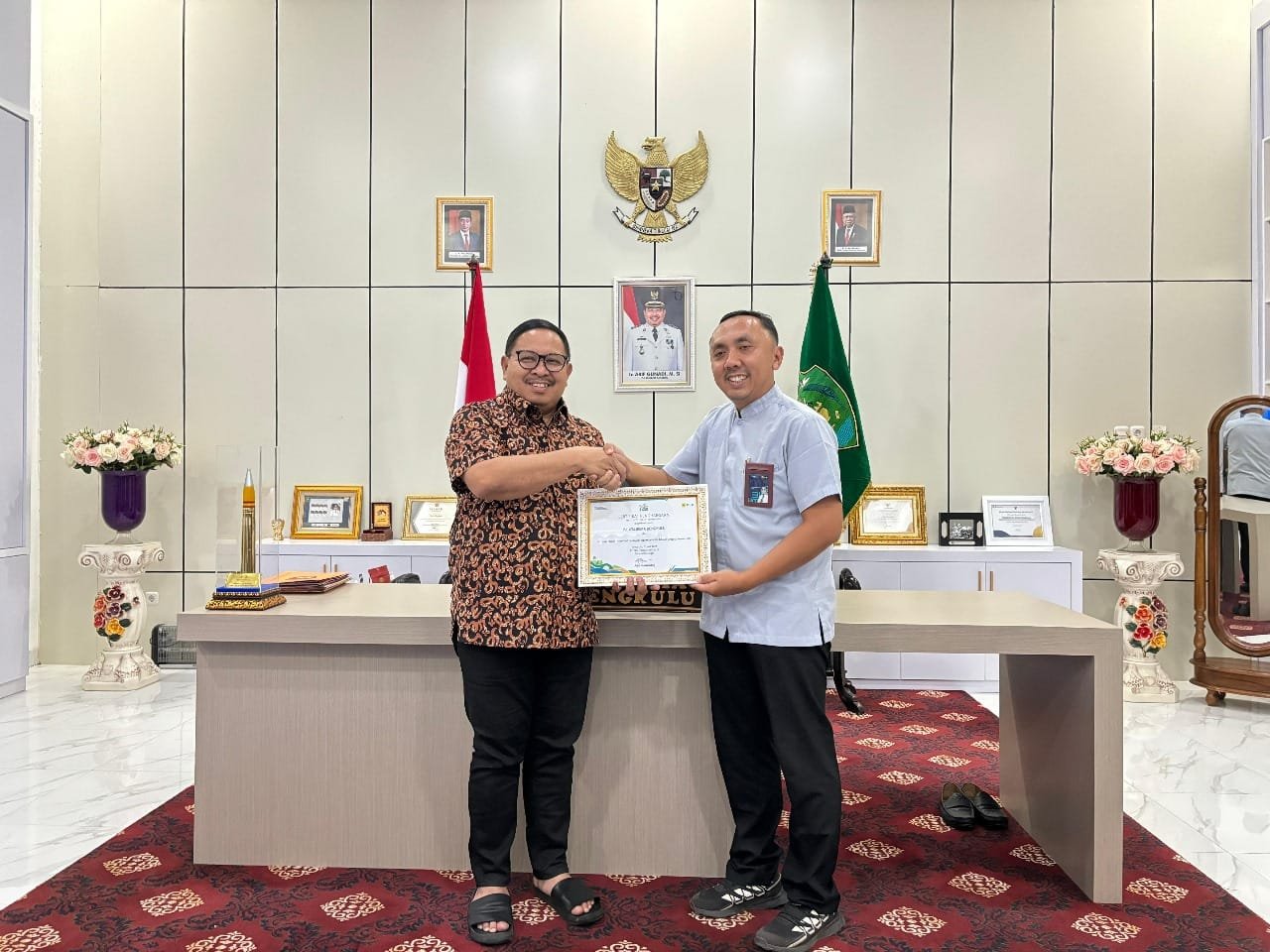 PJU Lunas Tepat Waktu, PLN Berikan Penghargaan kepada Walikota Bengkulu