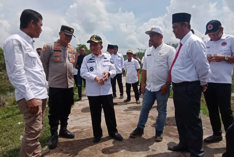 Wakil Bupati PALI Tinjau Jembatan Ambruk di Desa Karang Agung