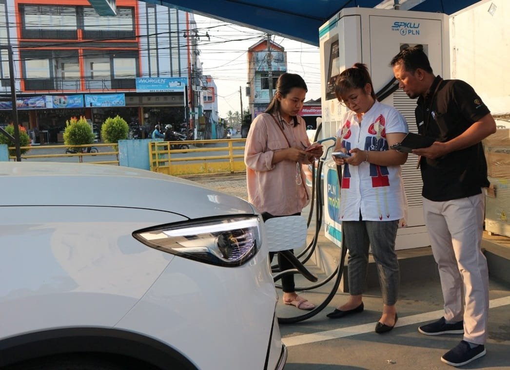 Masyarakat Lubuklinggau Manfaatkan SPKLU Milik PLN