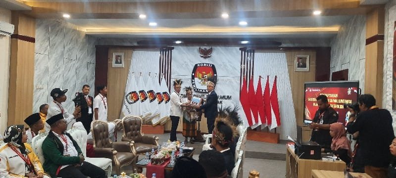 Partai Pengusung dan Ribuan Pendukung Simpatisan Antar Utayoh Jilid II Daftar di KPU