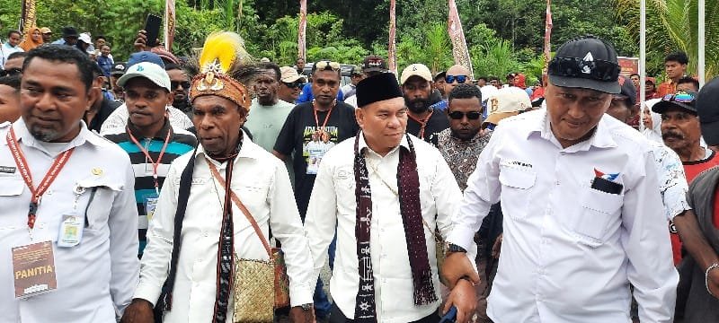 Diantar Ribuan Pendukung Simpatisan Samaun-Donatus Mendaftar di KPU Dalam Suasana Mendung