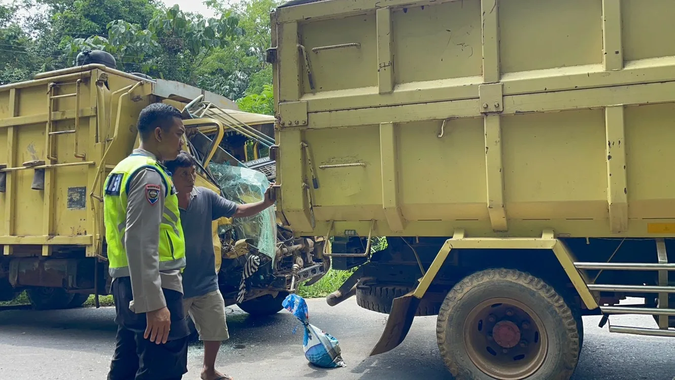 Diduga Colt Diesel Angkutan Minyak Ilegal di Musi Banyuasin Lakalantas di Keluang