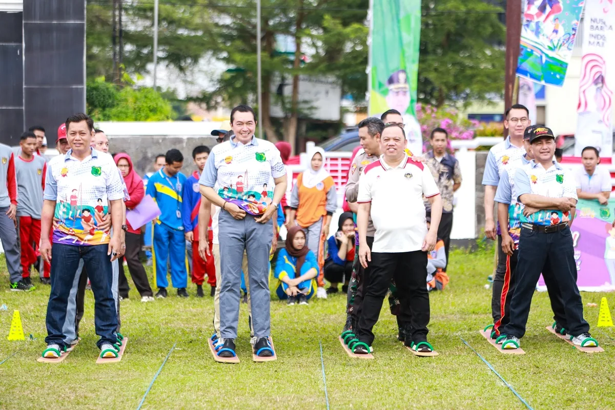 Serunya Pj Bupati H Sandi Fahlepi bersama Forkopimda Ikut Lomba Terompah Panjang