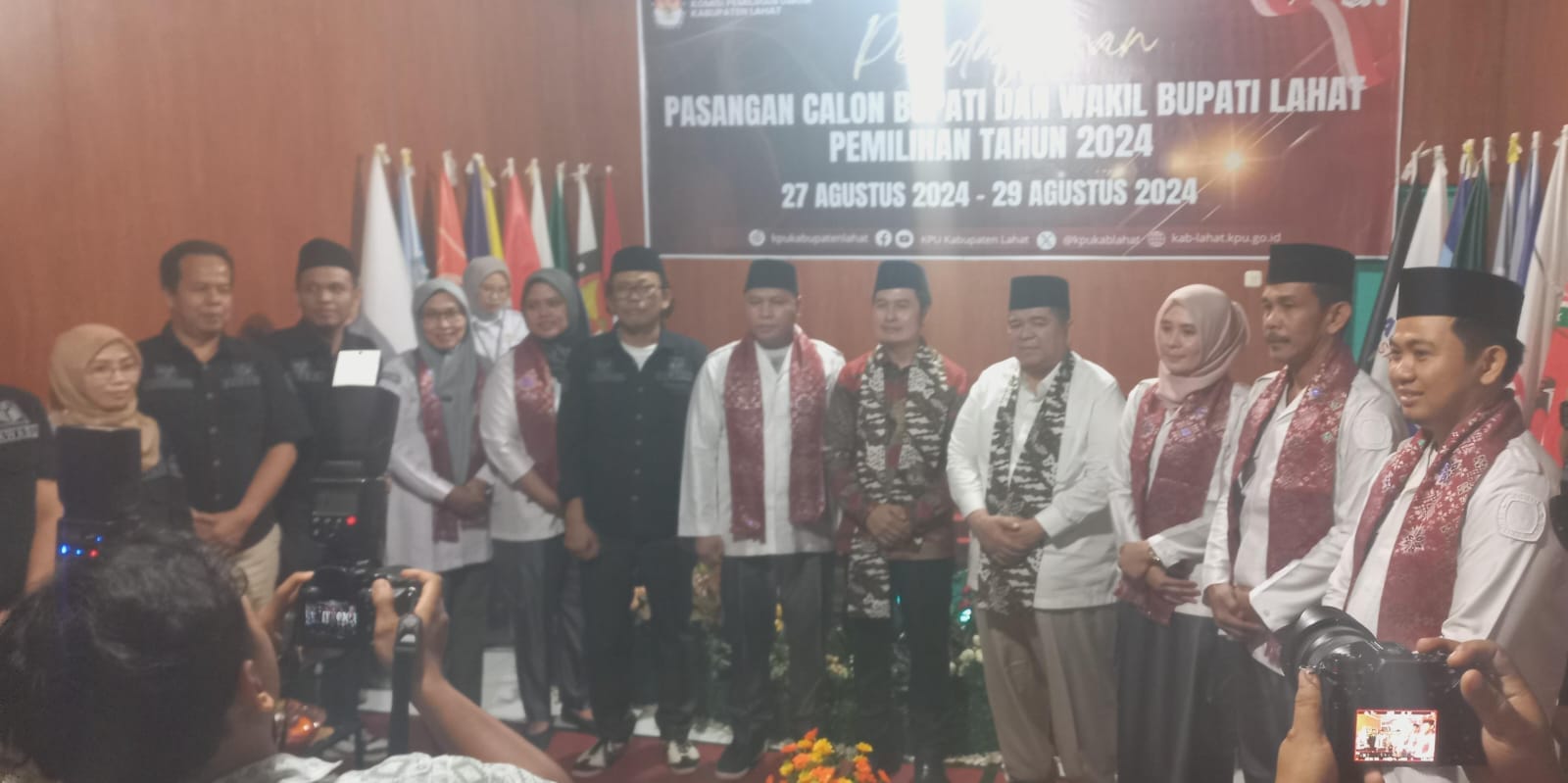 Lautan Manusia Iringi Yulius Maulana-Budiarto Marsul Daftar ke KPU Lahat