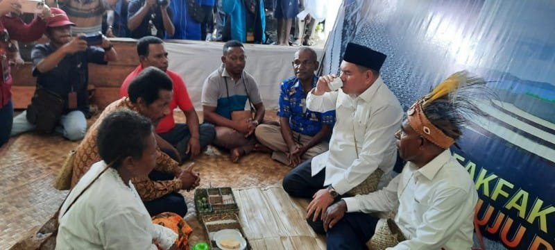 Prosesi Adat Jelang Pendaftaran Bapaslon SANTUN ke KPU Fakfak