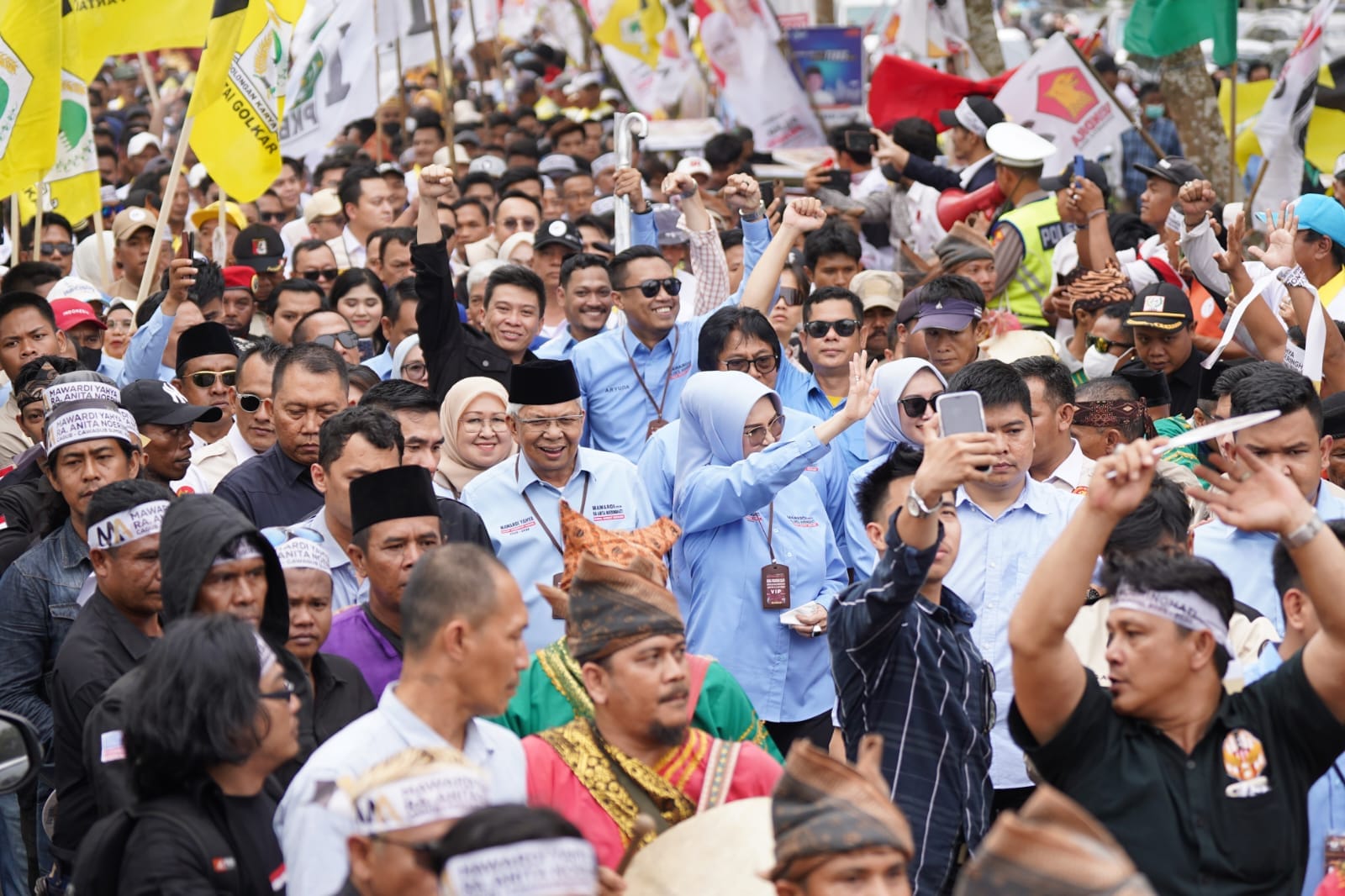 Inginkan Perubahan Ribuan Massa Antarkan Mawardi-Anita Daftar di KPU Sumsel
