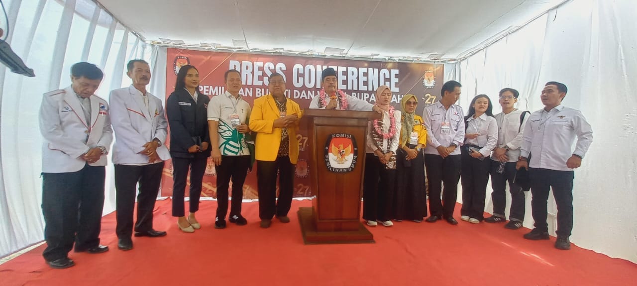 Diiringi Ribuan Simpatisan, Bursah Zarnubi-Widia Ningsih Daftar ke KPU Lahat