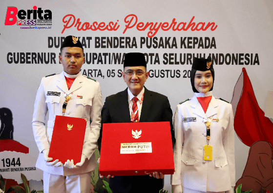 Sekda Sumsel Edward Candra Terima Duplikat Bendera Pusaka HUT RI Ke-79 dari Kepala BPIP RI