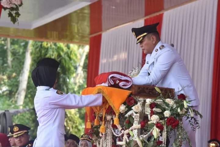 Penurunan Sangsaka Merah Putih di Lapangan Merdeka Pagaralam Khidmat