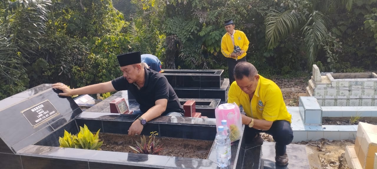 Sebelum Daftar ke KPU, Irwan ST Ziarah ke Makam Kedua Orang Tuanya