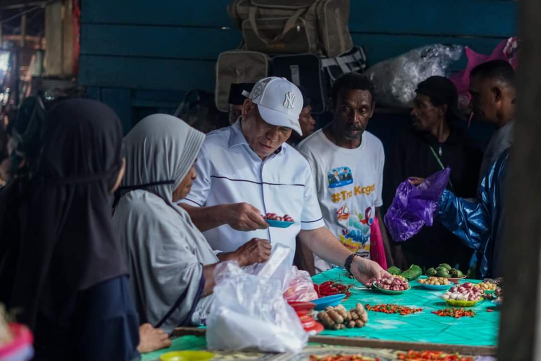 Sambangi Pusat Pasar Distrik Fakfak Tengah, Samaun Dahlan Mampu Berikan Senyum dan Rasa Syukur Kepada Pedagang