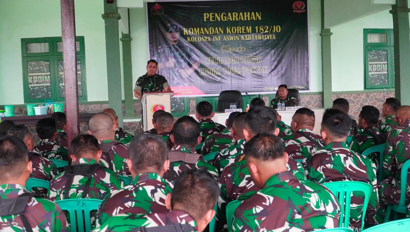 Kolonel Inf Aswin Kartawijaya Berikan Jam Danrem Kepada Prajurit Kodim 1803/Fakfak