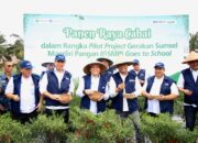 Pj Gubernur Elen Setiadi Bersama Kepala Perwakilan BI Sumsel Panen Raya Cabai di Lahan Pilot Project SMKN 1 Gelumbang 