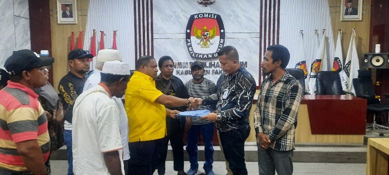 Masa Pendukung UTAYOH Jilid II Datangi KPU Pertanyakan Rekomendasi Bawaslu