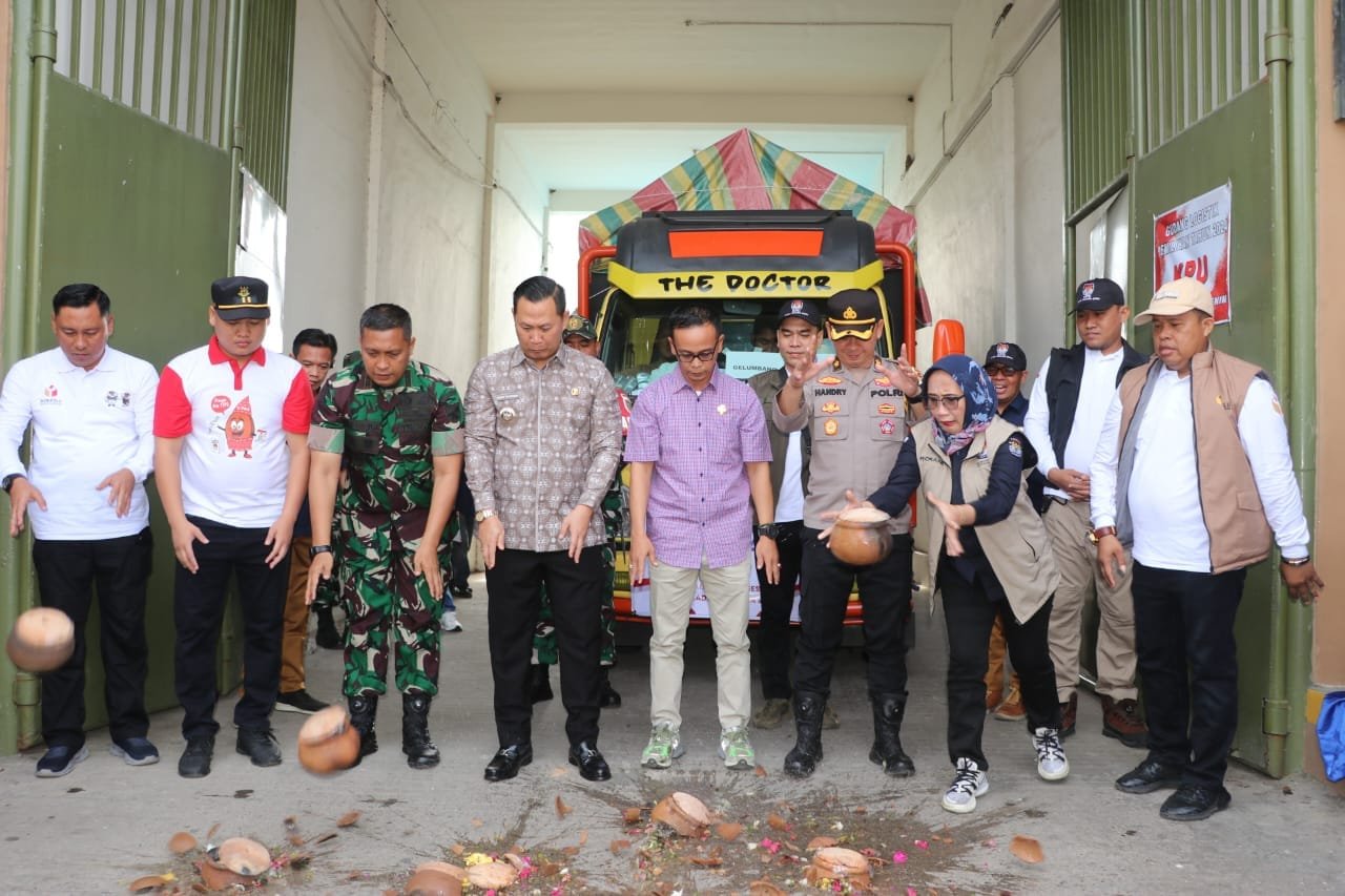 Dikawal Ketat Petugas Keamanan, Pj. Bupati Lepas Pendistribusian Logistik Pilkada 2024