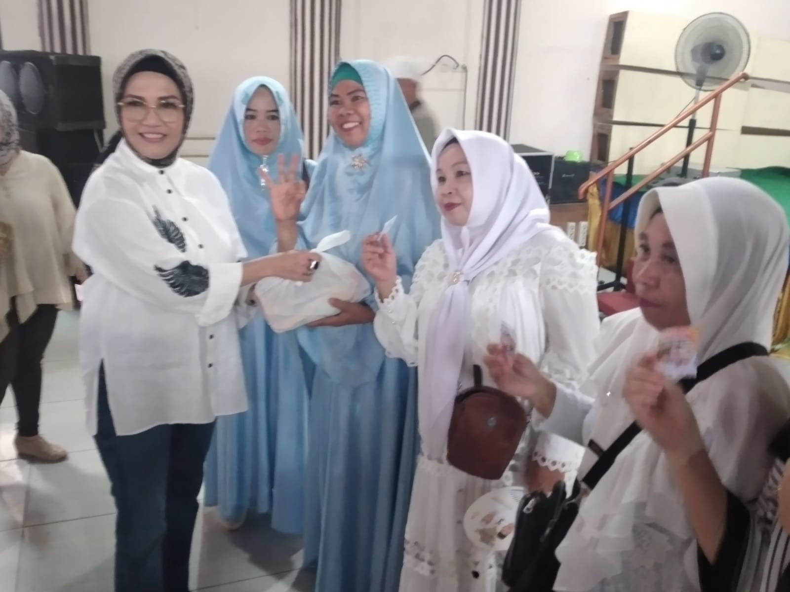 Anita Noeringhati Bagikan 300 Paket Sembako Program Tebus Murah untuk Warga 7 Ulu