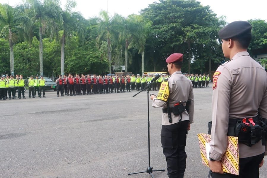 Kapolres Lahat Pimpin Apel Sinegritas dan Pergeseran Pasukan untuk Pengamanan Pilkada 2024