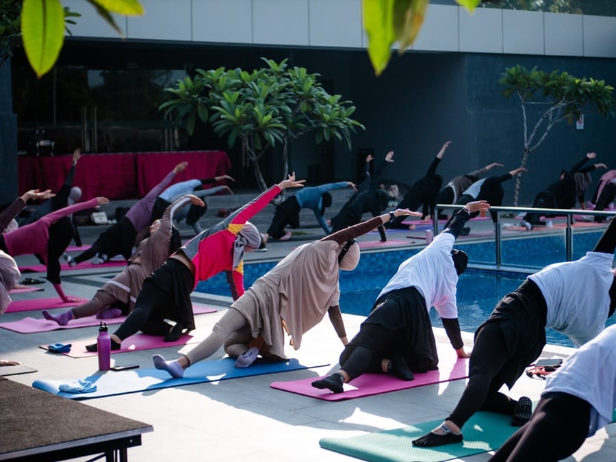 Yoga Class di Tepi Kolam, Harmoni Tubuh dan Pikiran di Hotel Santika Lahat