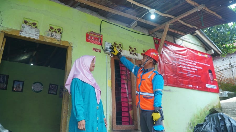 PLN UID S2JB Wujudkan Keadilan Energi dengan Serahkan Bantuan Pasang Baru Listrik untuk 278 Keluarga di Lubuk Linggau