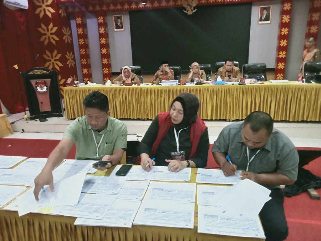 Ratu Dewa-Prima Salam Menang Telak dengan 352,996 Suara dalam Pemilihan Walikota Palembang 2024