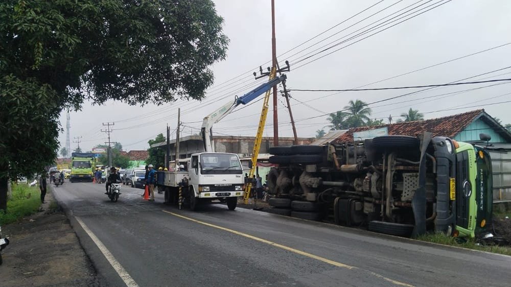 PLN Indralaya Pulihkan Listrik 16.963 Pelanggan Pascainsiden Truk Terguling di Tebing Grinting