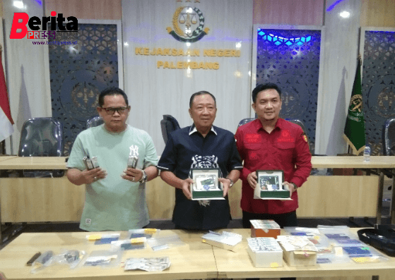 Kejari Palembang Sita Barang Mewah Milik Tersangka Deliar Marzoeki