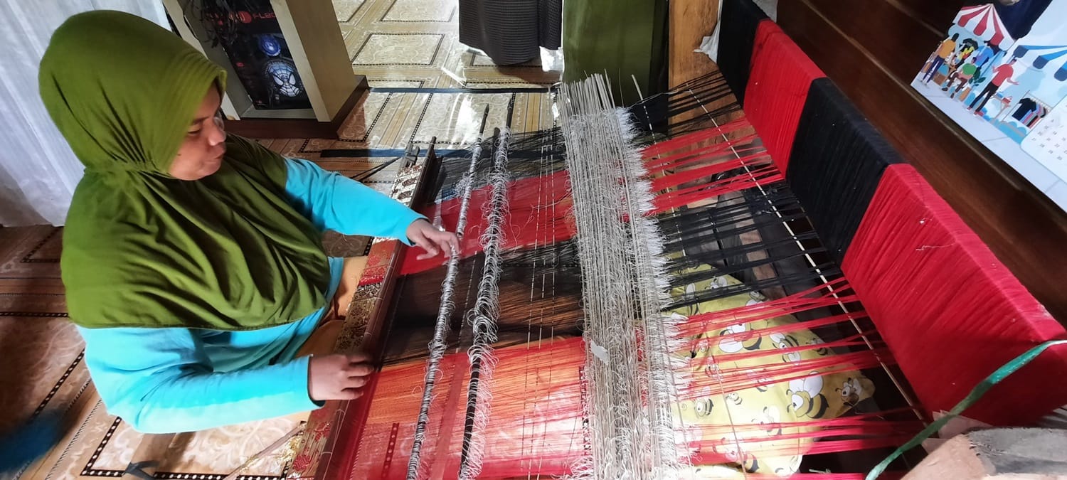 Menghidupkan Warisan Budaya Desa Lingga, Dari Kulit Jengkol Menjadi Songket Bernilai Jutaan Rupiah