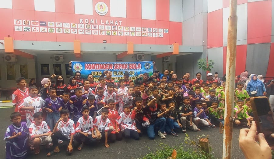 KONI Lahat Lepas Tim Sepakbola Usia Dini ke Turnamen KONI CUP 2025