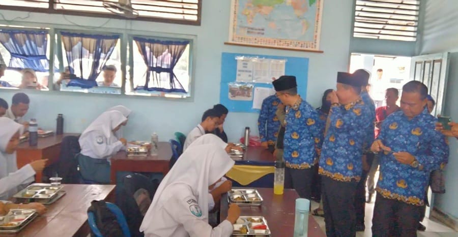 Pj Bupati Lahat Tinjau Penyaluran Program Makan Bergizi Gratis
