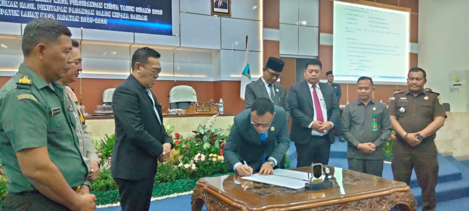 Rapat Paripurna DPRD Lahat Tetapkan Burzah Zarnubi dan Widia Ningsih sebagai Bupati dan Wakil Bupati 2025-2030