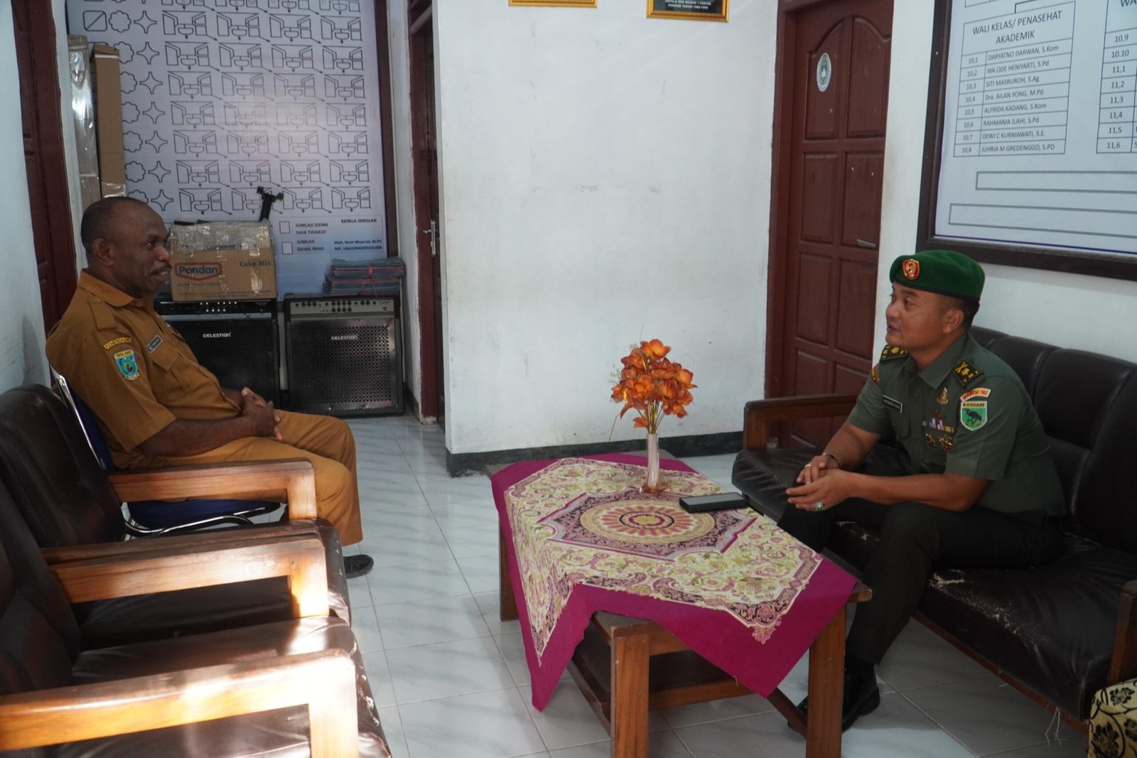 Gelar Komsos di SMA N 1 Fakfak, Kasi Ter Korem 182/JO: Guru Harus Tanamkan  Sikap Nasionalis